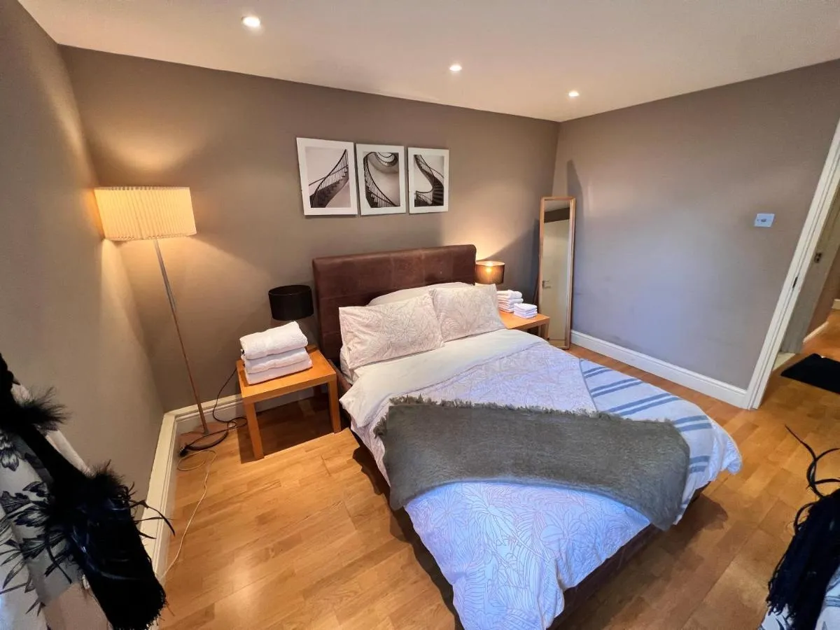 Image 4 of Happy River Thames View Entire Apartment