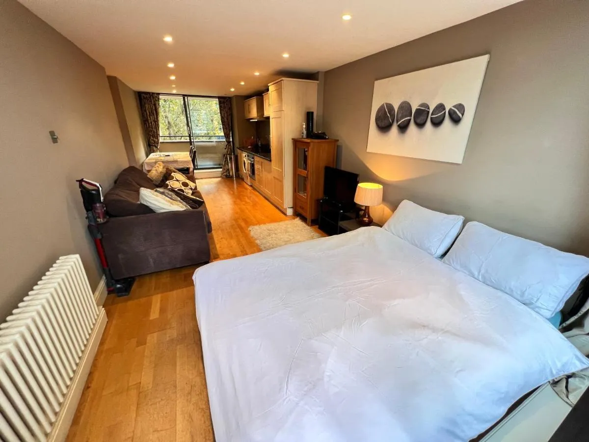 Image 3 of Happy River Thames View Entire Apartment