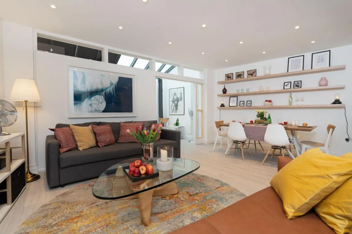 Image 4 of Huge & Central 3 Bedr, 4 Beds, 2,5 Bath Covent Gdn