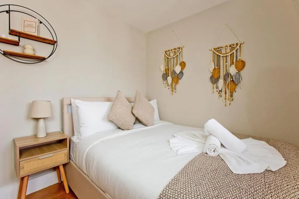 Image 1 of Imperial Hogarth Road Apartment -4th floor