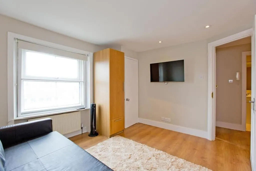 Image 4 of Imperial Hogarth Road Apartment -4th floor
