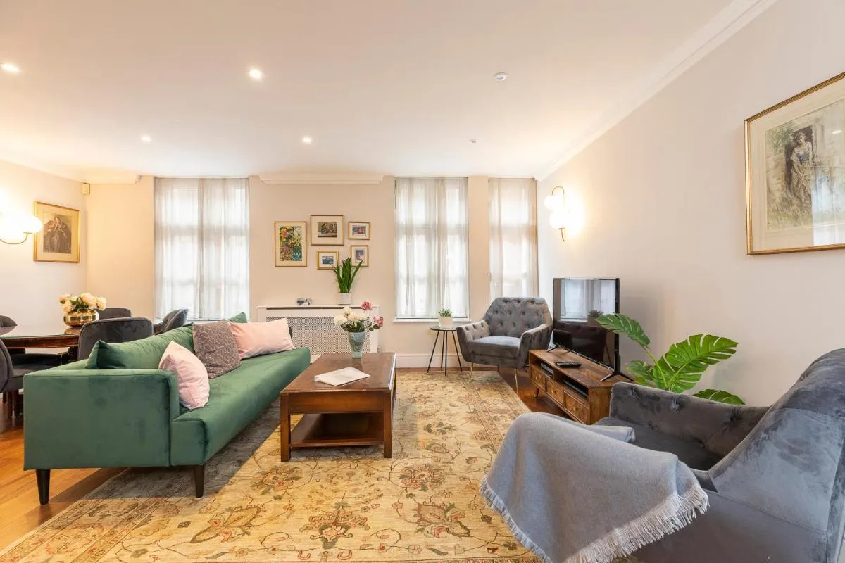Image 1 of JOIVY Beautiful 2 bed apt in the heart of Mayfair, close to Tube
