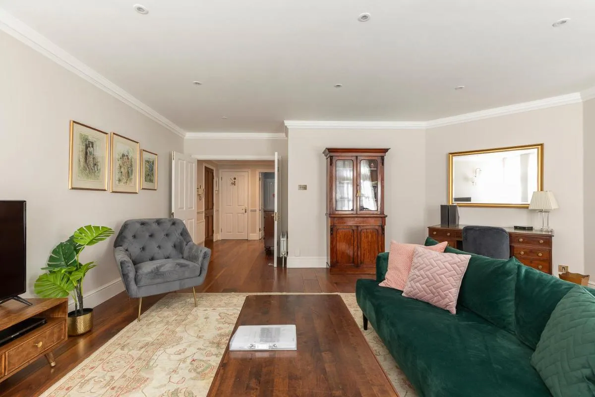 Image 3 of JOIVY Beautiful 2 bed apt in the heart of Mayfair, close to Tube
