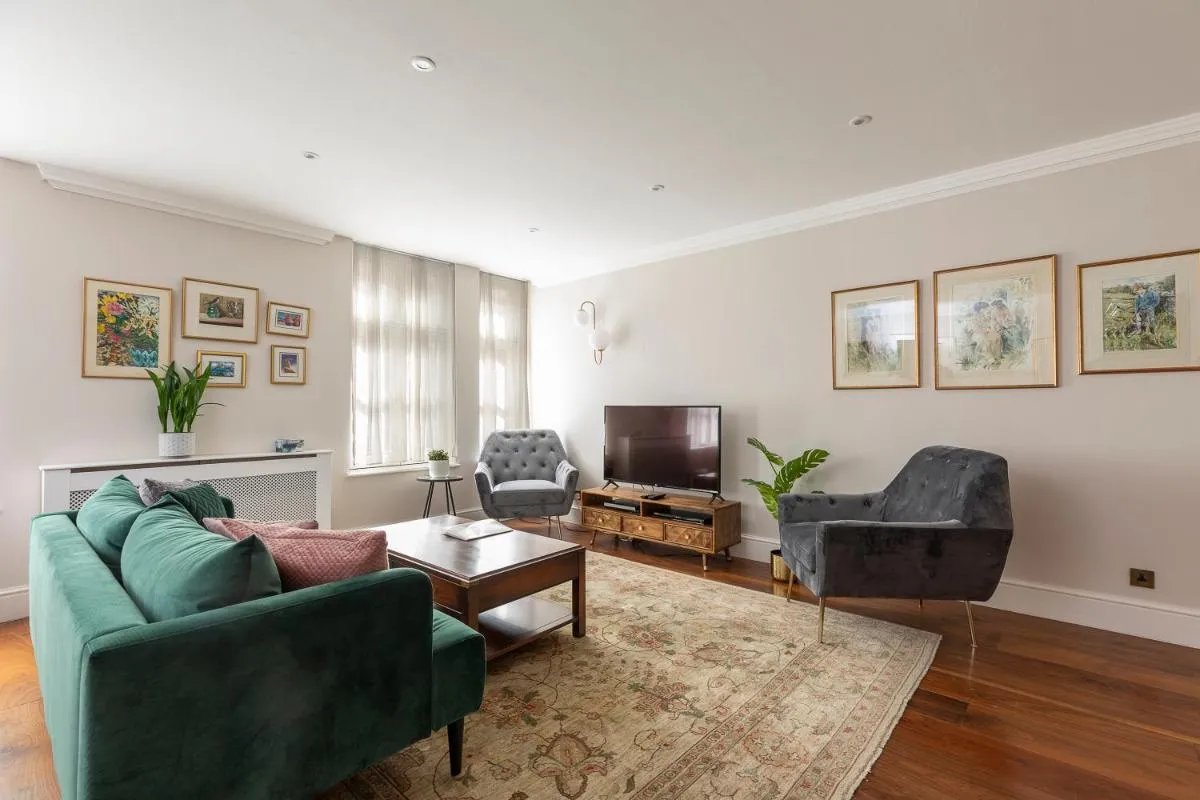 Image 2 of JOIVY Beautiful 2 bed apt in the heart of Mayfair, close to Tube