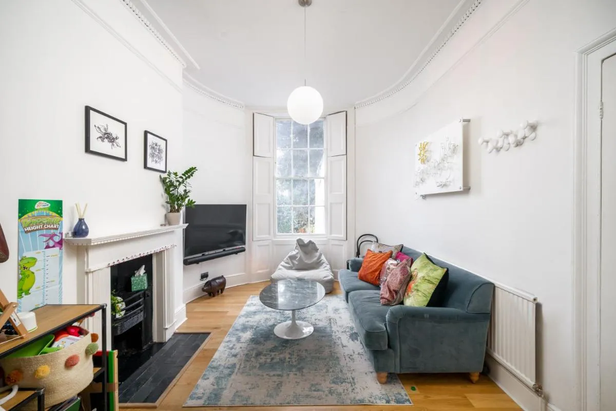 Image 6 of JOIVY Modern 4 bed flat with communal courtyard in Angel, East London