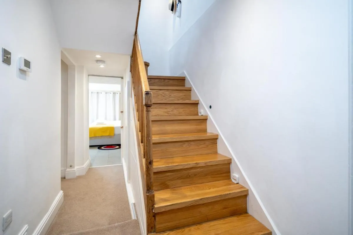 Image 5 of JOIVY Modern 4 bed flat with communal courtyard in Angel, East London