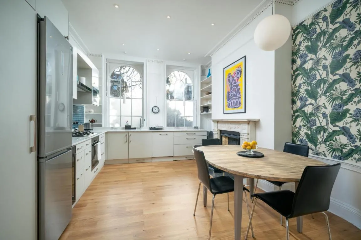 Image of JOIVY Modern 4 bed flat with communal courtyard in Angel, East London