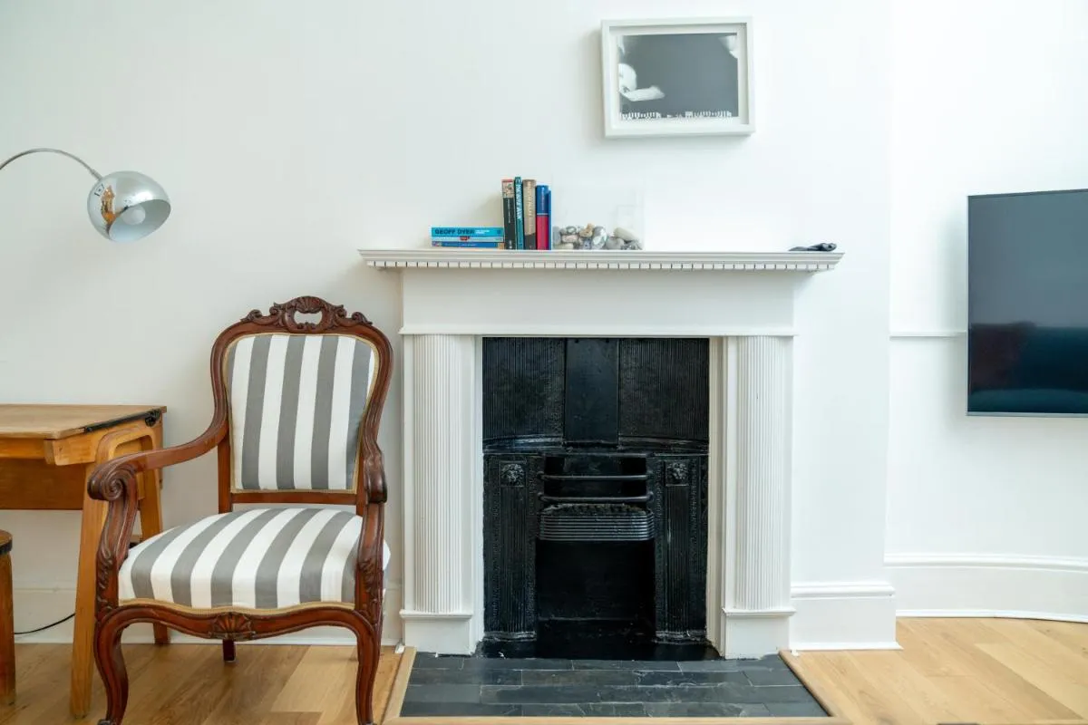 Image 4 of JOIVY Modern 4 bed flat with communal courtyard in Angel, East London