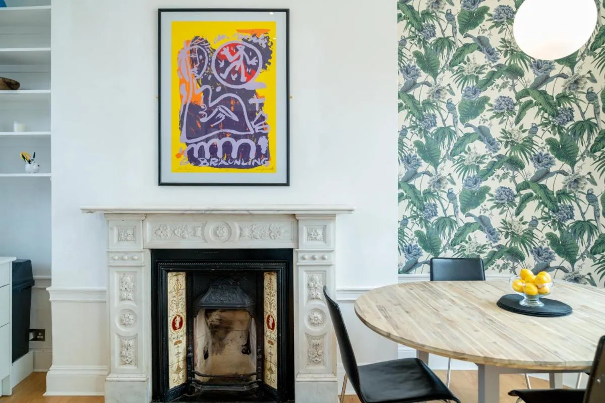 Image 3 of JOIVY Modern 4 bed flat with communal courtyard in Angel, East London