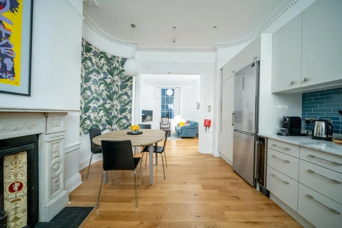 Image 2 of JOIVY Modern 4 bed flat with communal courtyard in Angel, East London