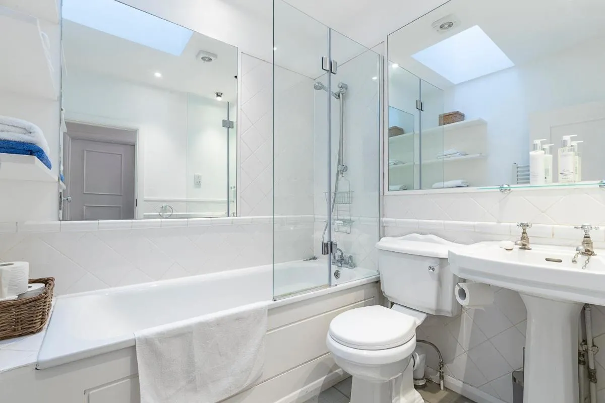 Image 2 of JOIVY Stylish 3 bed mews house with patio in Marylebone