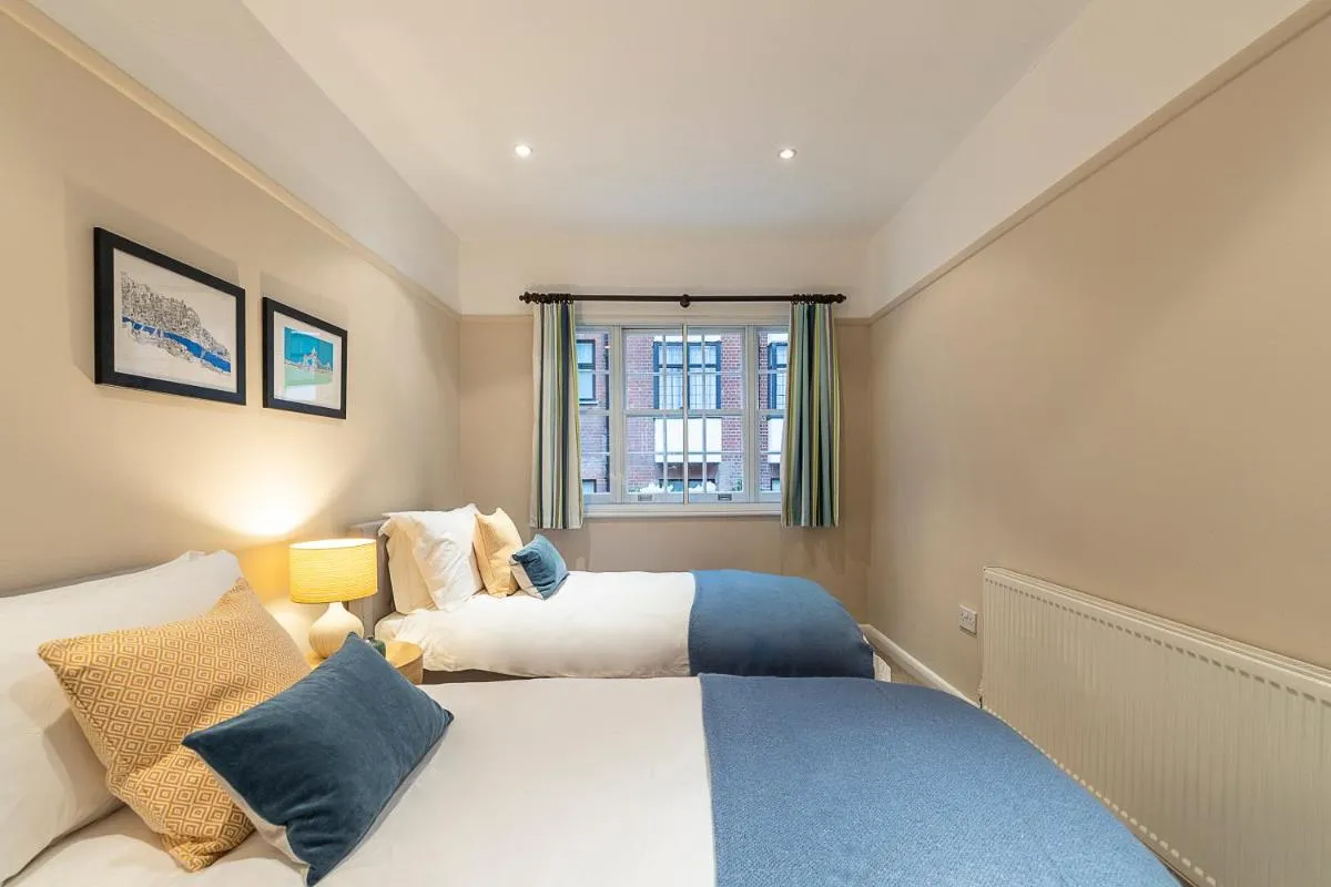 Image 6 of JOIVY Stylish 3 bed mews house with patio in Marylebone