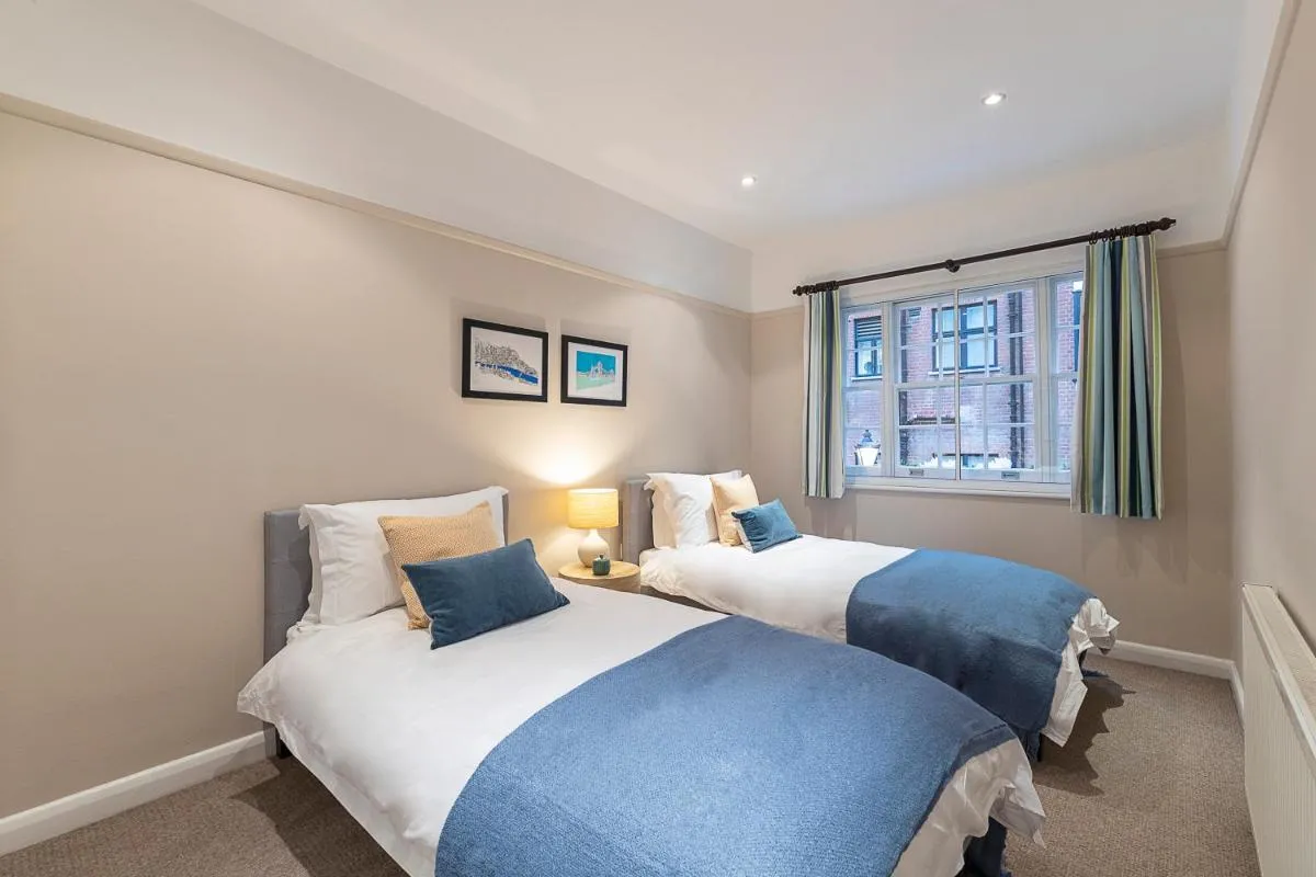 Image 1 of JOIVY Stylish 3 bed mews house with patio in Marylebone