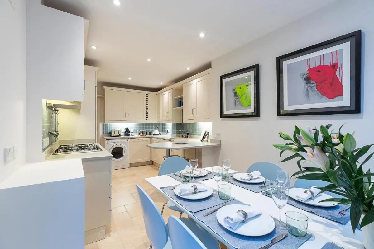 Image 3 of JOIVY Stylish 3 bed mews house with patio in Marylebone