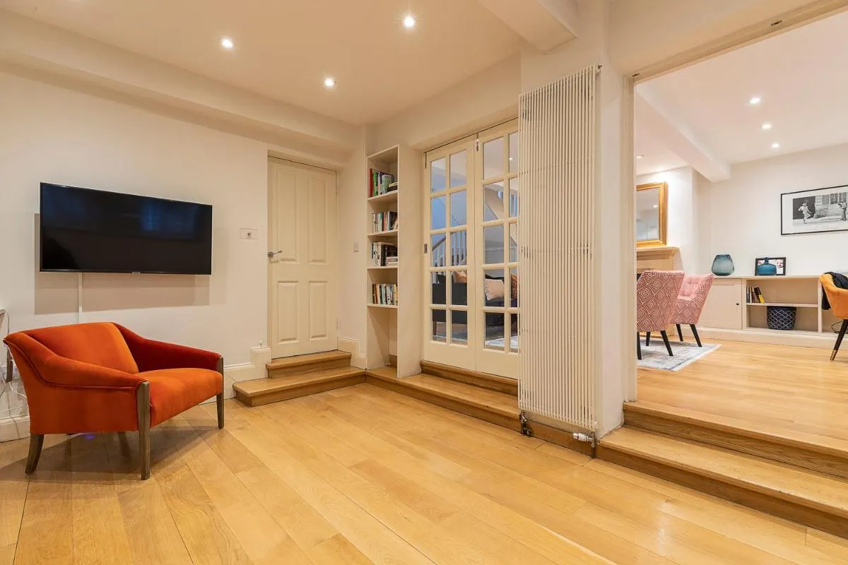 Image 4 of JOIVY Stylish 3 bed mews house with patio in Marylebone