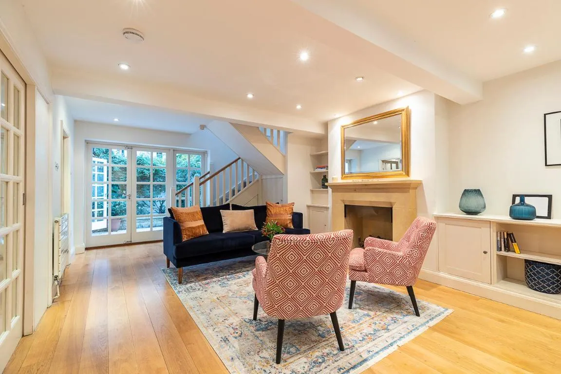 Image of JOIVY Stylish 3 bed mews house with patio in Marylebone