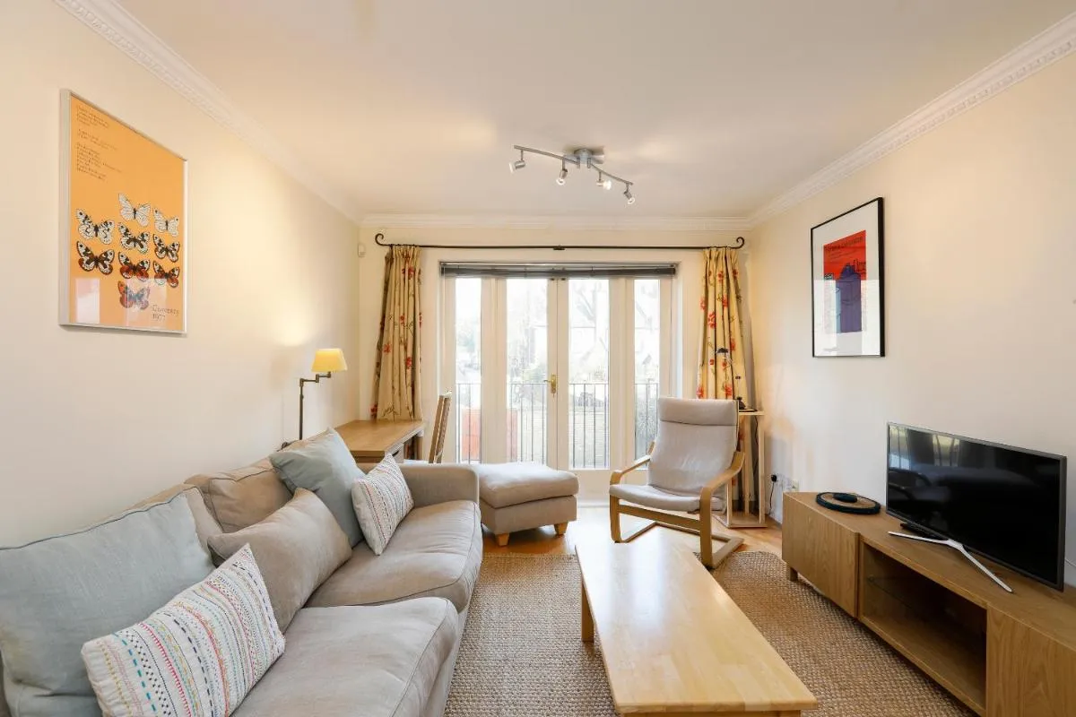Image 4 of JOIVY Sunny 2-bed Apt with terrace, 15mins to London Eye