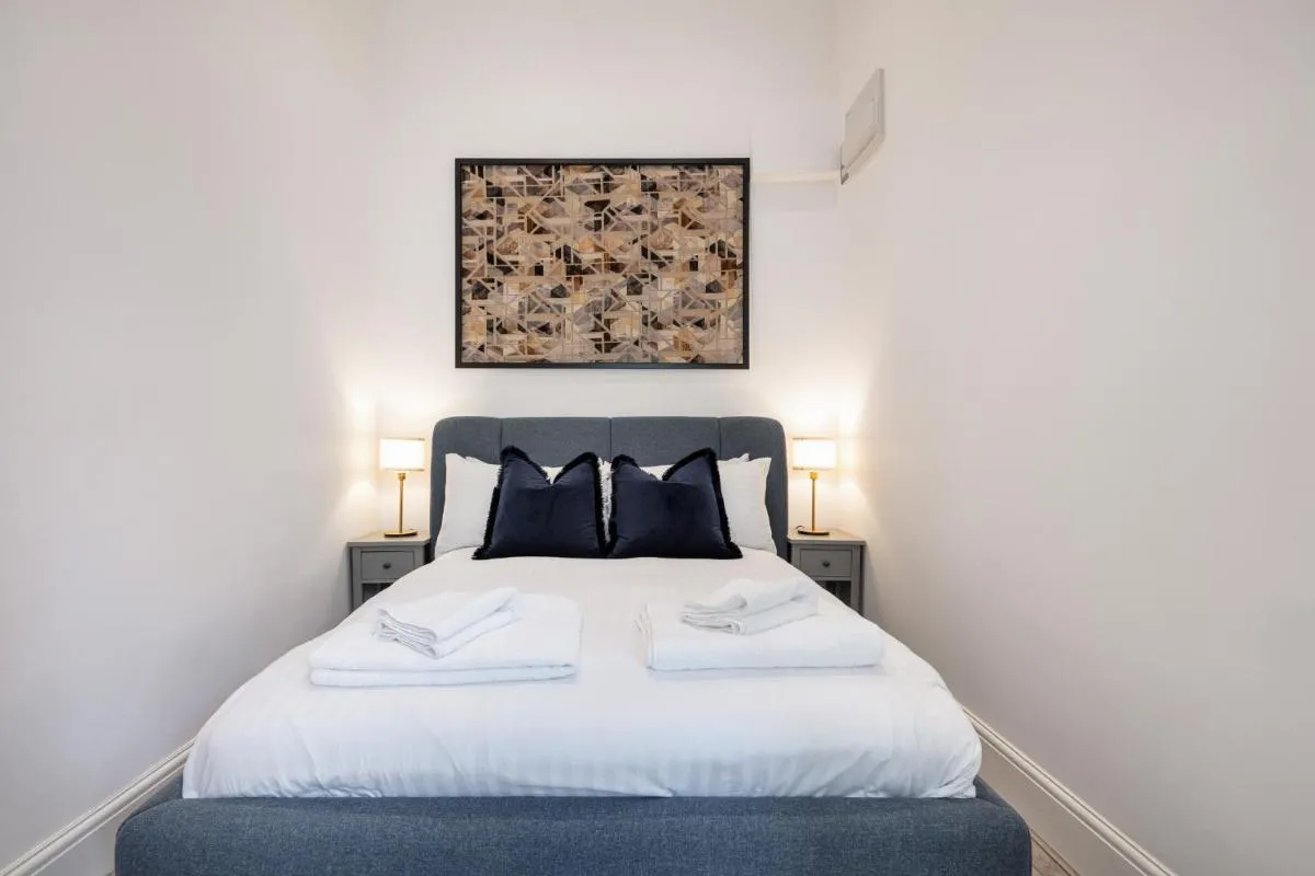 Image 1 of Kensington 1bd apt seconds from Museums