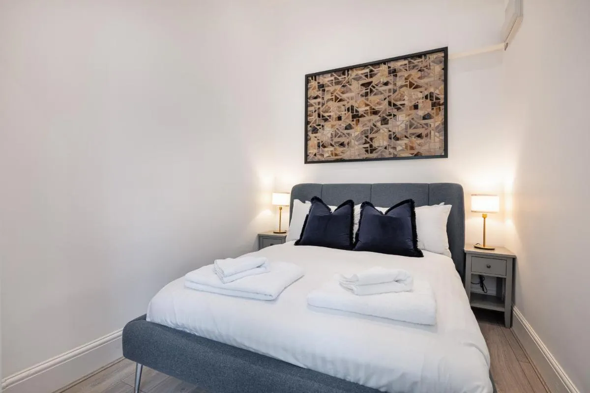 Image 5 of Kensington 1bd apt seconds from Museums