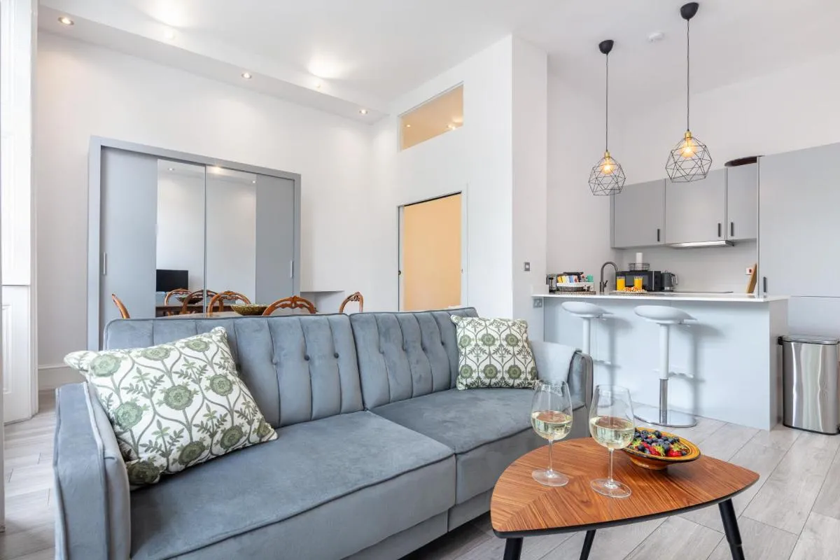 Image 2 of Kensington 1bd apt seconds from Museums
