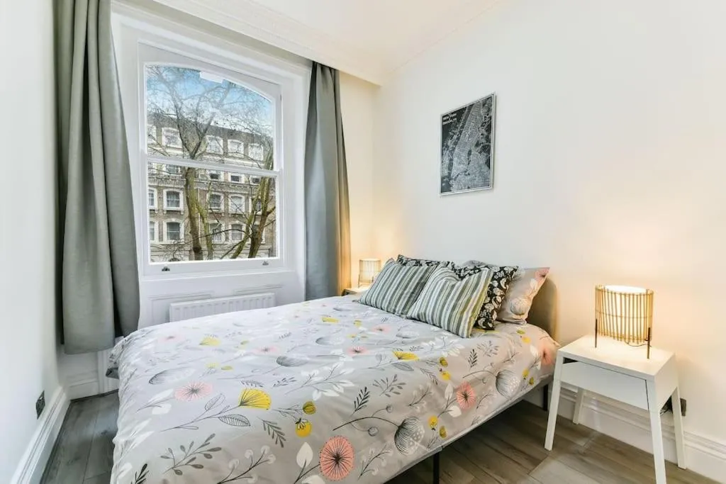 Image 1 of Knightsbridge Stylish Two Bedroom Apartment