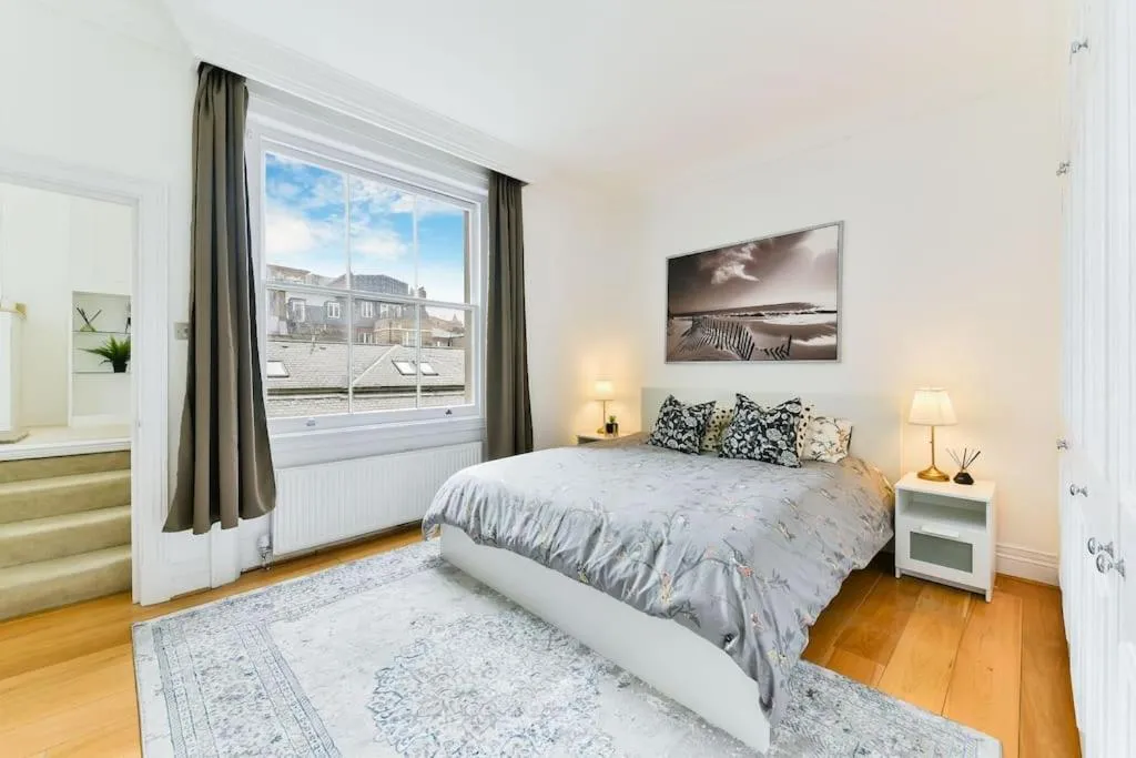 Image 5 of Knightsbridge Stylish Two Bedroom Apartment