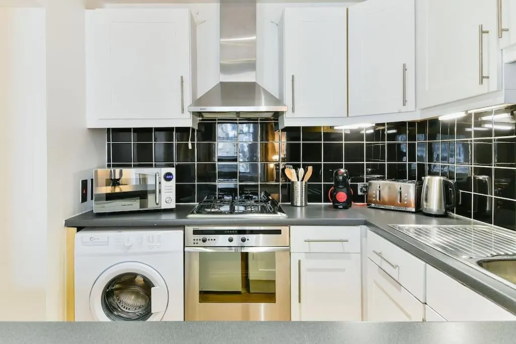 Image 3 of Knightsbridge Stylish Two Bedroom Apartment