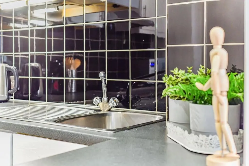 Image 6 of Knightsbridge Stylish Two Bedroom Apartment