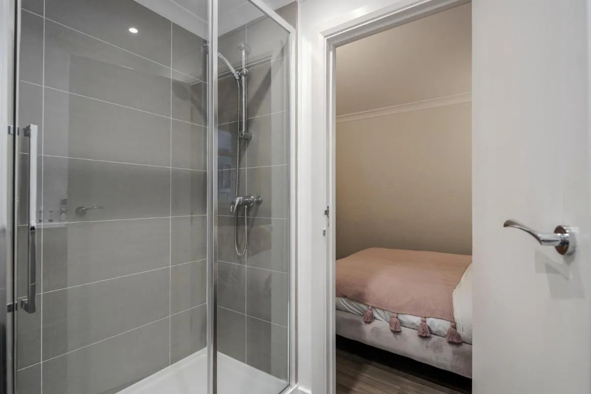 Image 2 of Kula London – Victoria
