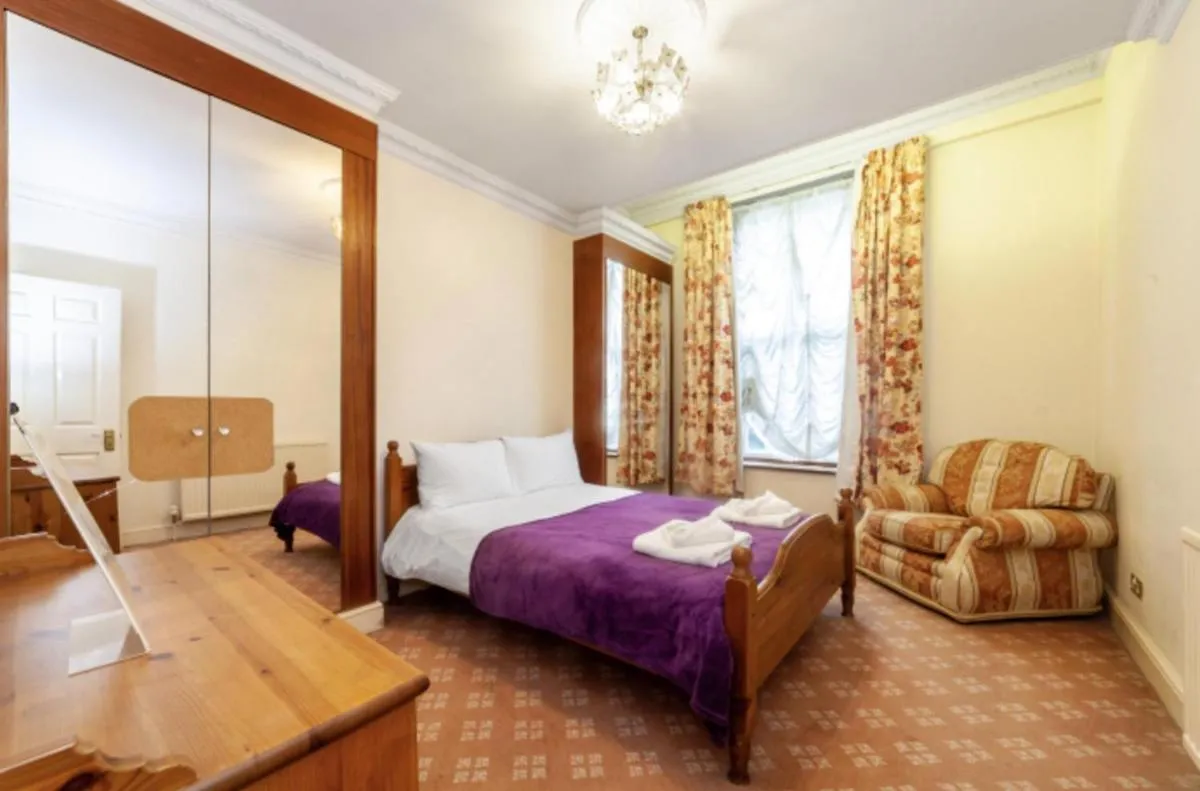 Image 6 of Large 3 Bed Apartment in London Kensington Gardens
