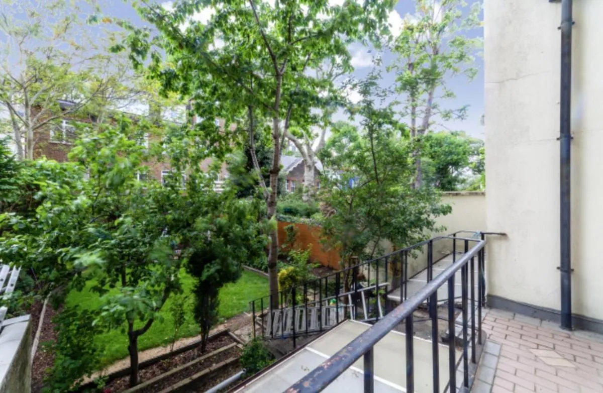 Image 5 of Large 3 Bed Apartment in London Kensington Gardens