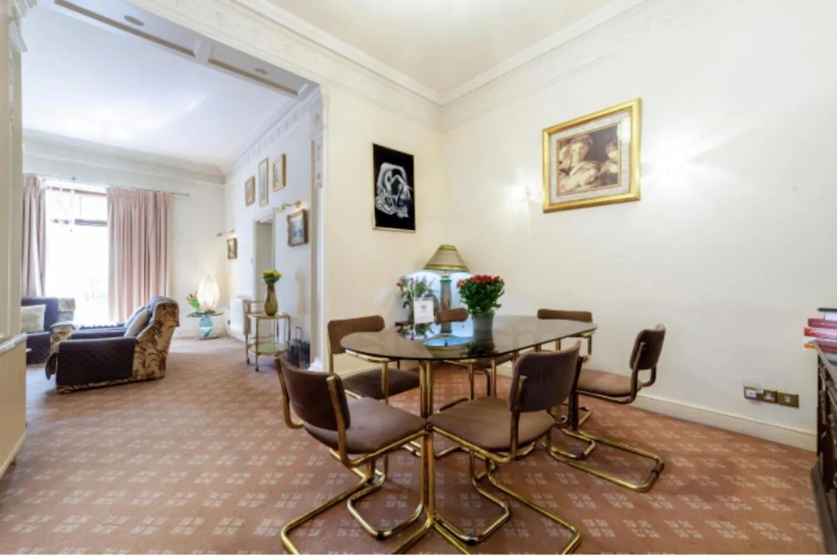 Image 3 of Large 3 Bed Apartment in London Kensington Gardens