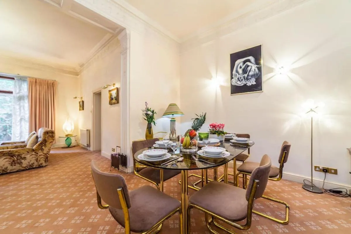 Image 4 of Large 3 Bed Apartment in London Kensington Gardens