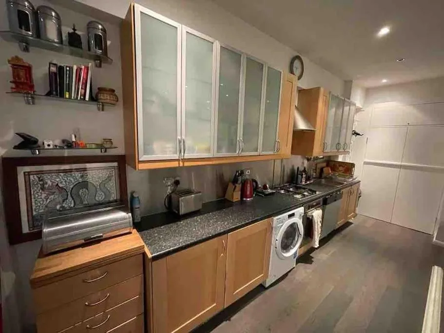 Image 3 of Large Studio flat in Kensington