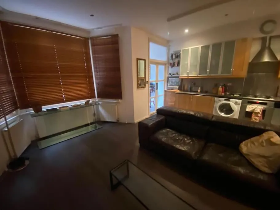 Image 2 of Large Studio flat in Kensington