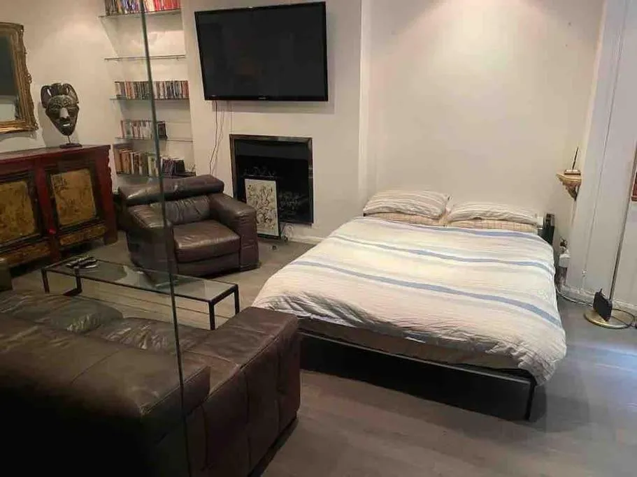 Image 5 of Large Studio flat in Kensington