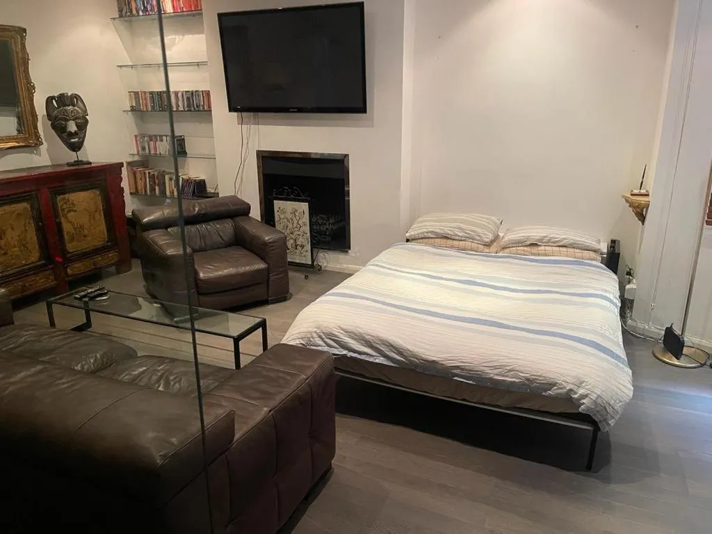 Image 1 of Large Studio flat in Kensington