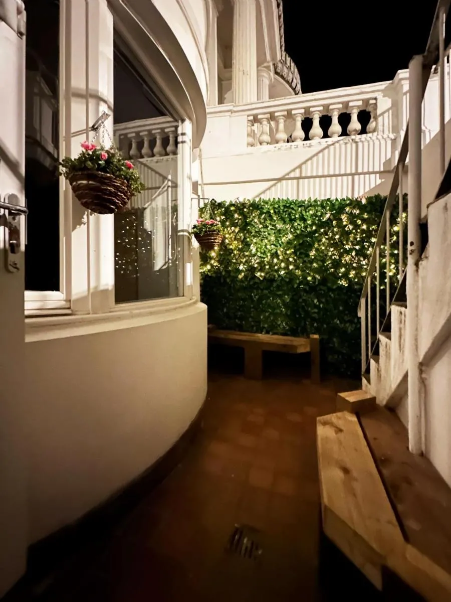 Image 5 of Liam Place near Hyde Park – 1 Double Bed, 1 Sofa Bed, Spacious Apartment, Private Entrance