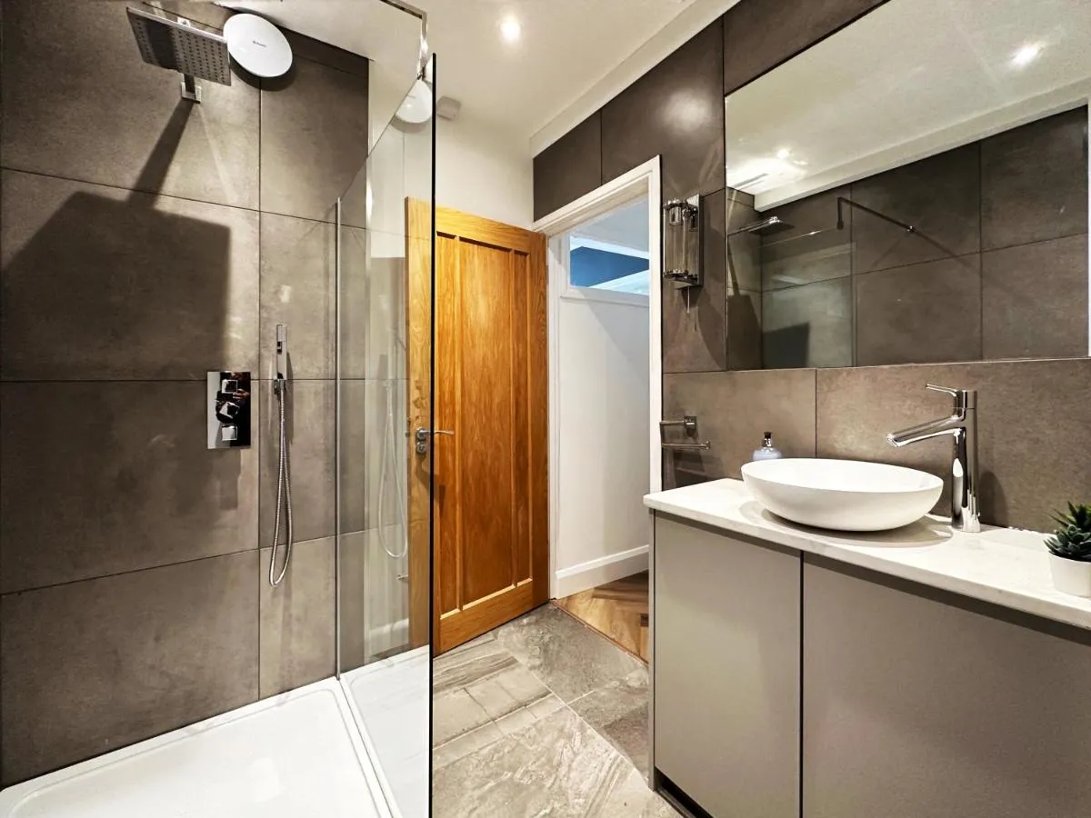 Image 2 of Liam Place near Hyde Park – 1 Double Bed, 1 Sofa Bed, Spacious Apartment, Private Entrance