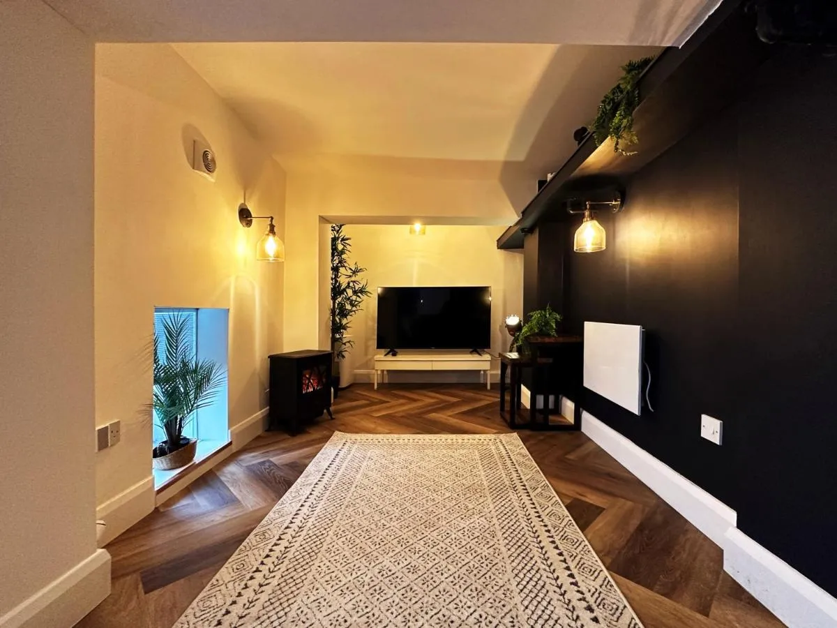 Image 4 of Liam Place near Hyde Park – 1 Double Bed, 1 Sofa Bed, Spacious Apartment, Private Entrance