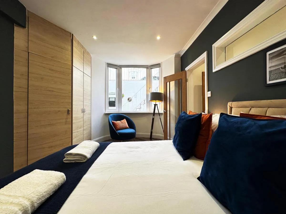 Image 1 of Liam Place near Hyde Park – 1 Double Bed, 1 Sofa Bed, Spacious Apartment, Private Entrance
