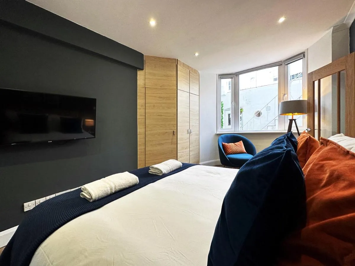Image 6 of Liam Place near Hyde Park – 1 Double Bed, 1 Sofa Bed, Spacious Apartment, Private Entrance