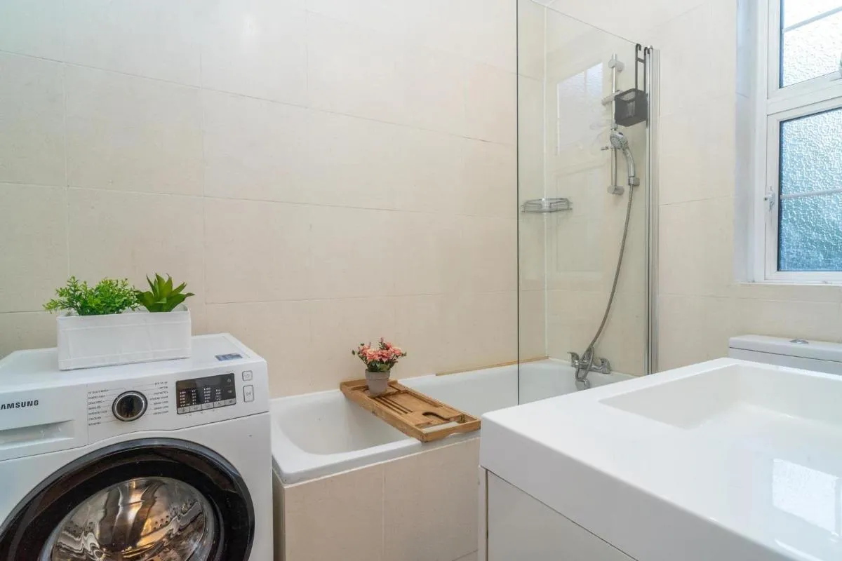 Image 2 of Location! 2 bed/2bath – Pro Host