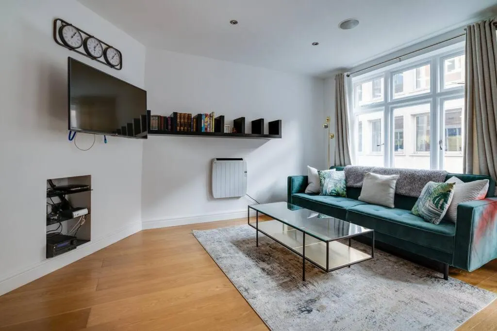 Image of Lovely Charing Cross Apartment