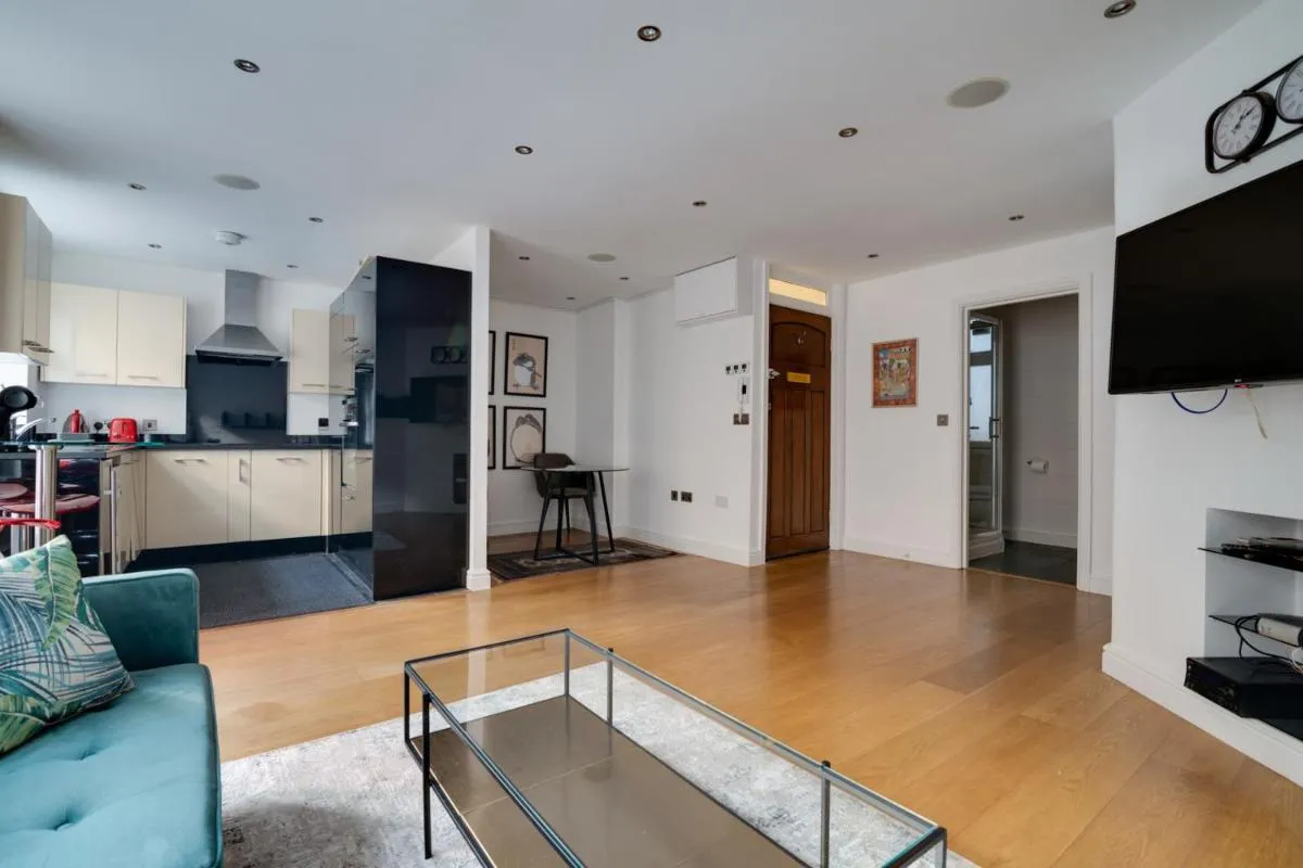 Image 6 of Lovely Charing Cross Apartment