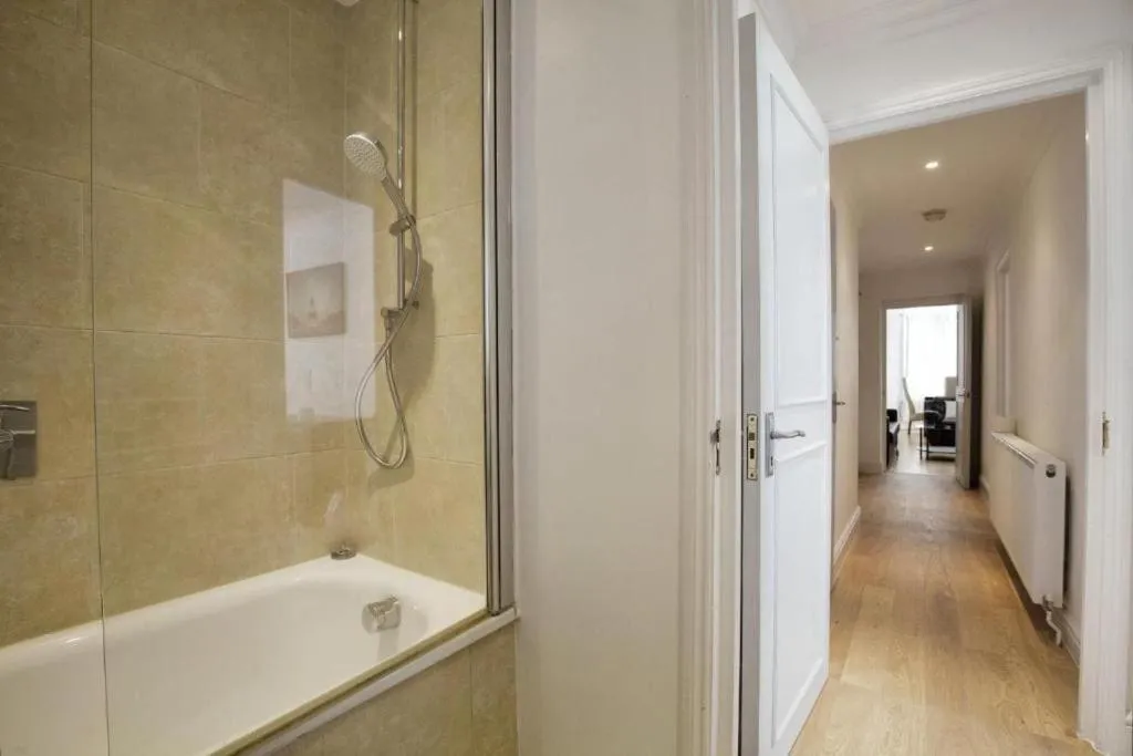Image 2 of Lovely Kensington flat