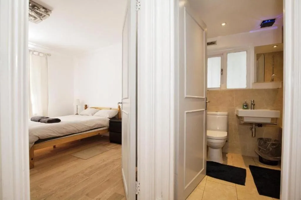 Image 6 of Lovely Kensington flat