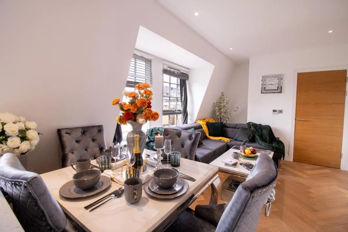 Image 4 of Luxurious 1-Bedroom Penthouse in Marble Arch 71