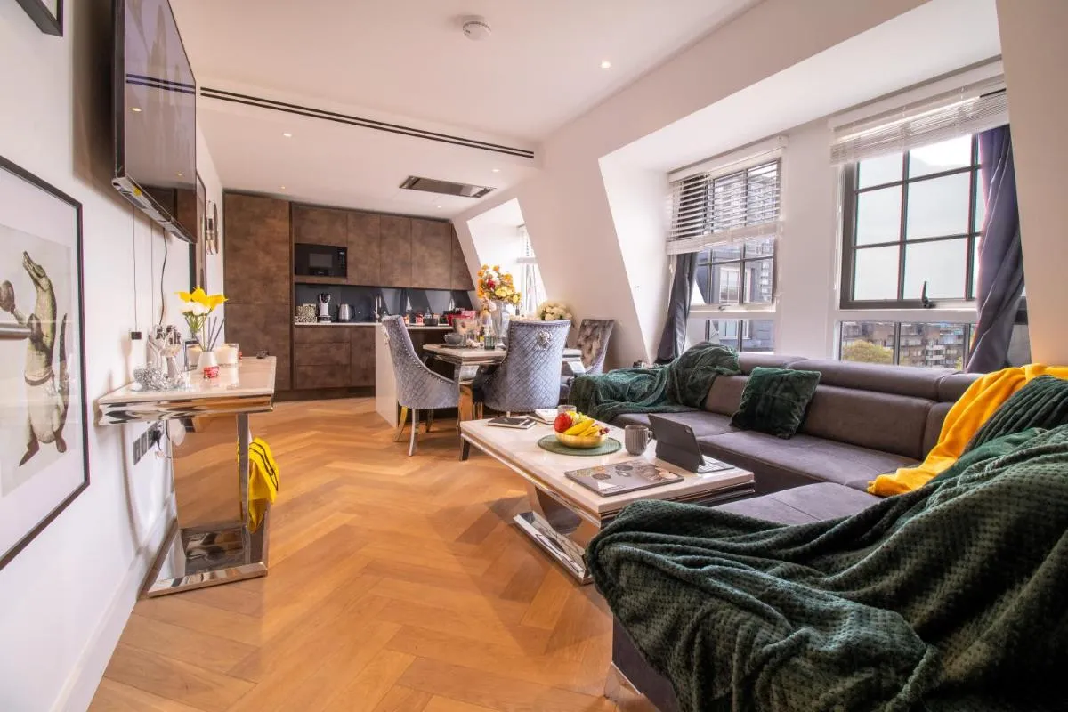 Image 3 of Luxurious 1-Bedroom Penthouse in Marble Arch 71