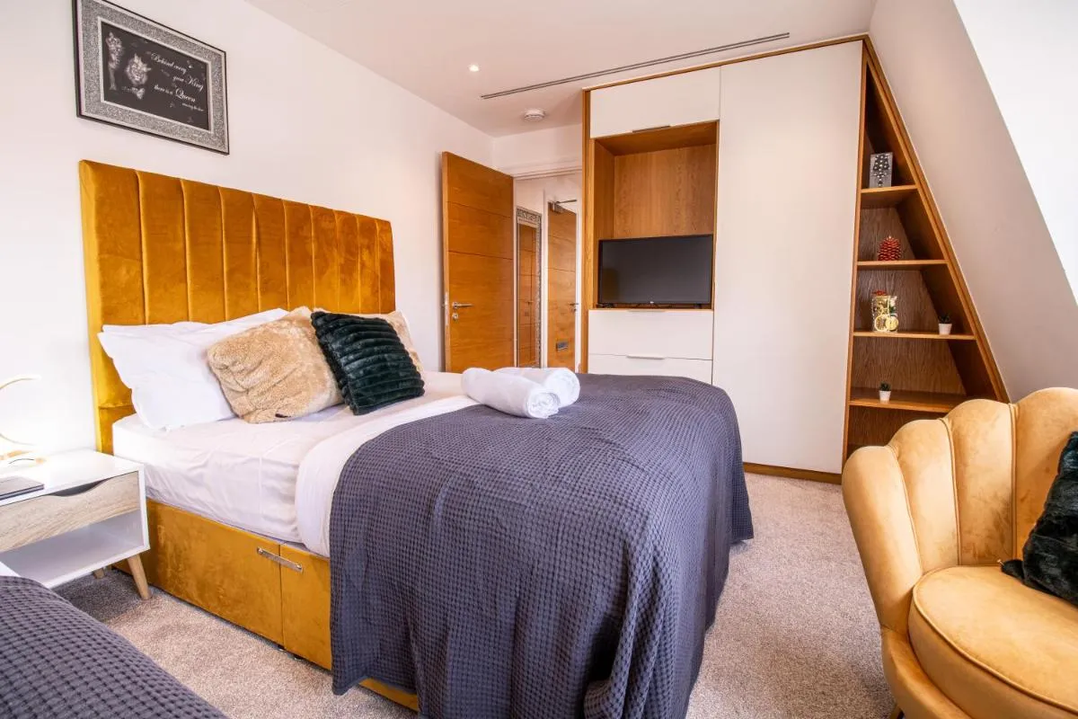 Image 1 of Luxurious 1-Bedroom Penthouse in Marble Arch 71